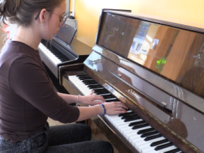 Vyřazený klavír na chodbě dělá spoustu radosti
